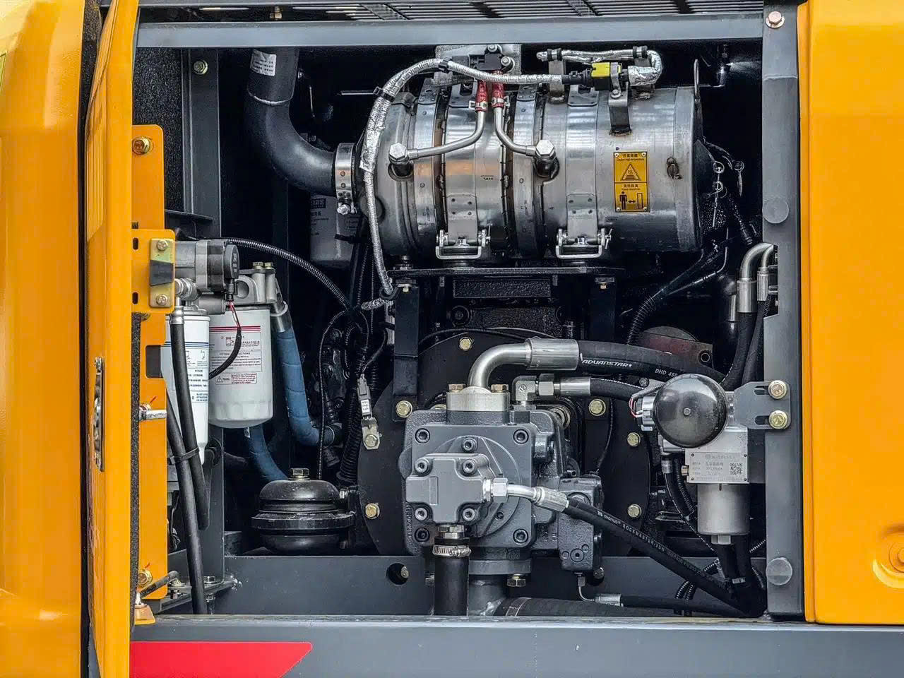 Máy Xúc Đào Bánh Lốp Xinyuan C130 - Sức Mạnh Vượt Trội Cho Công Trình Quy Mô